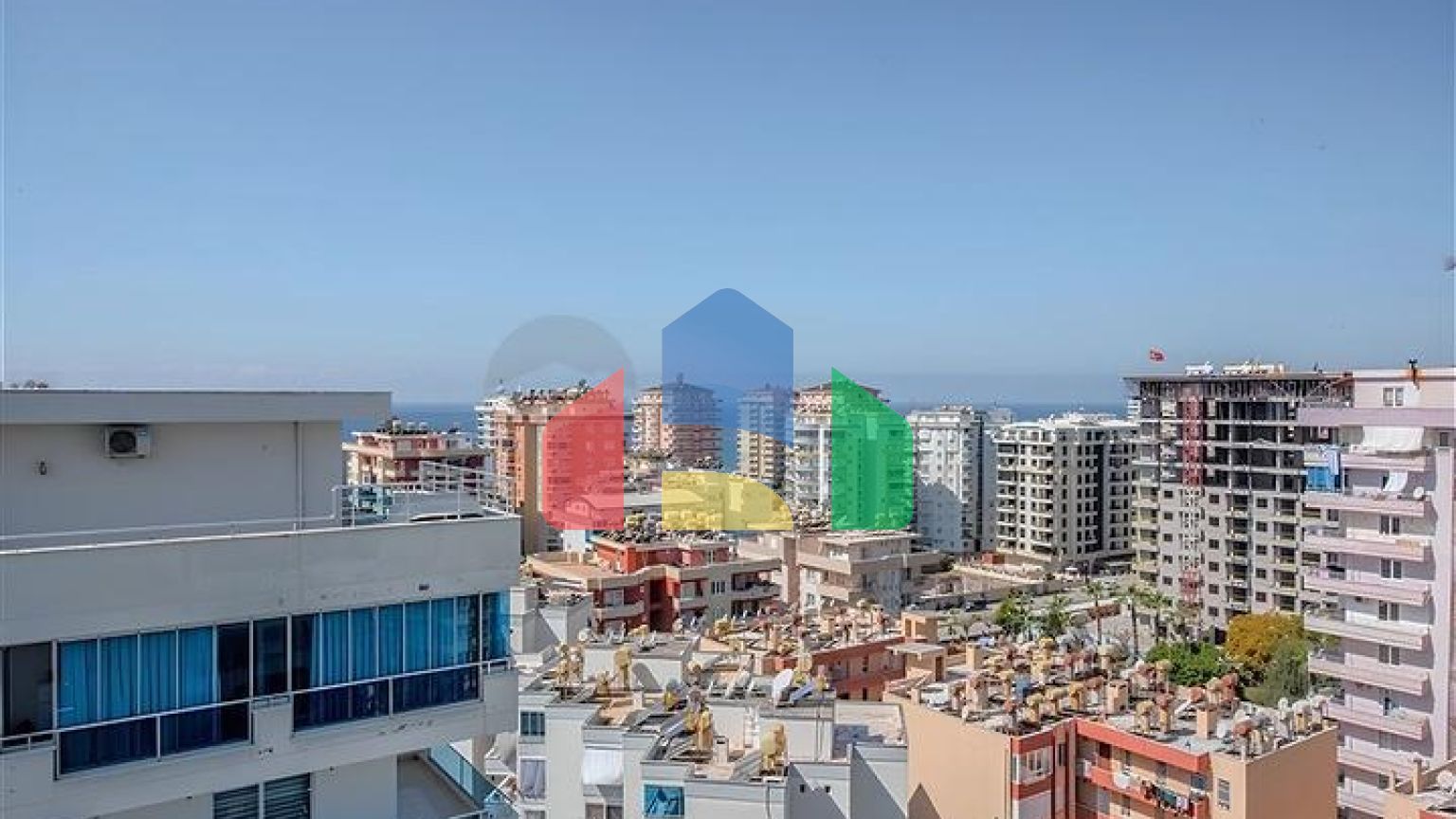 Трехкомнатная квартира в районе Махмутлар в 400 м от моря