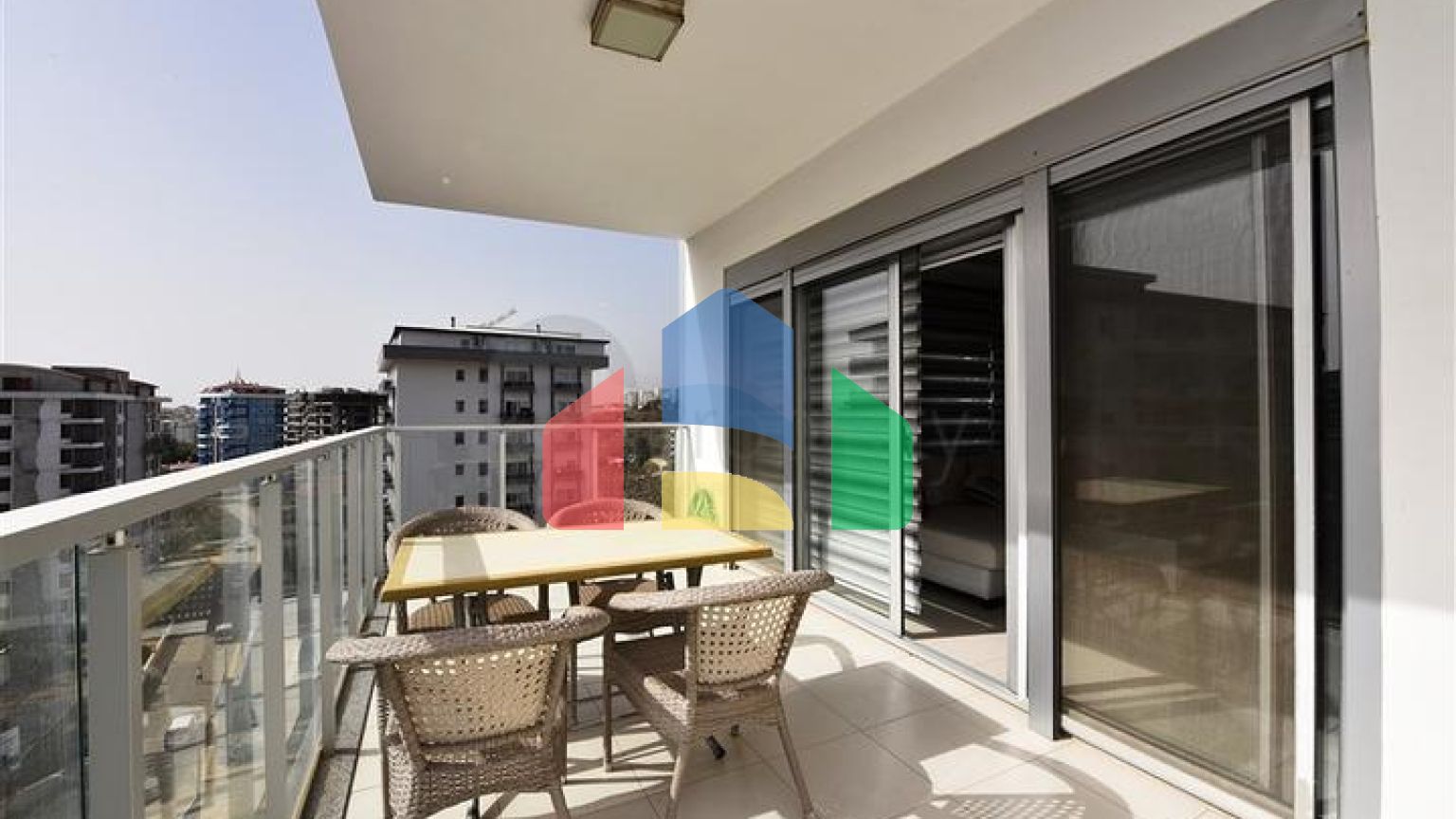 Меблированная трехкомнатная квартира