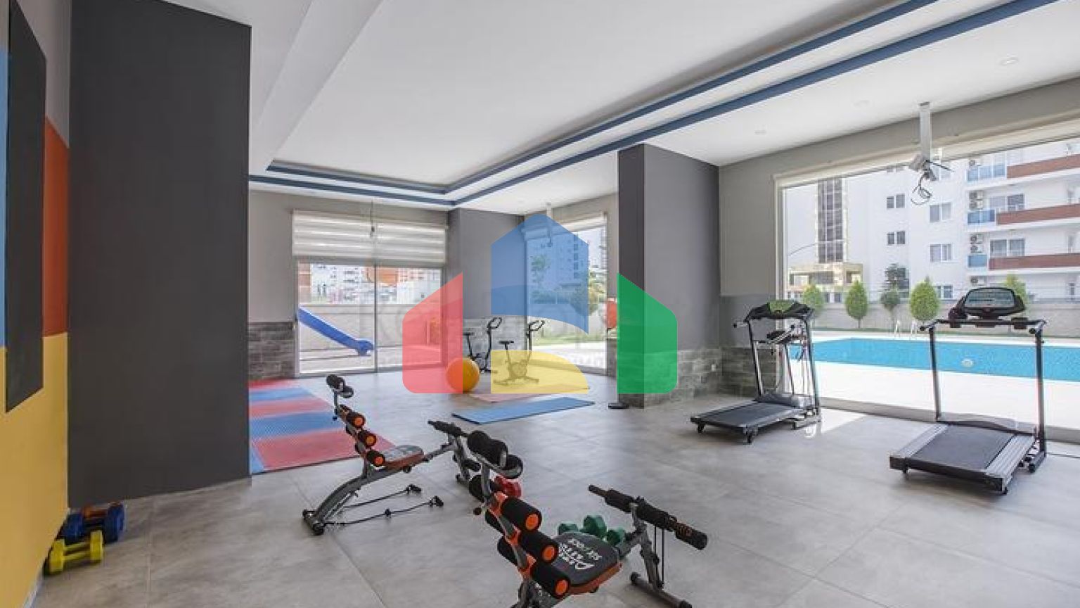 Меблированная трехкомнатная квартира