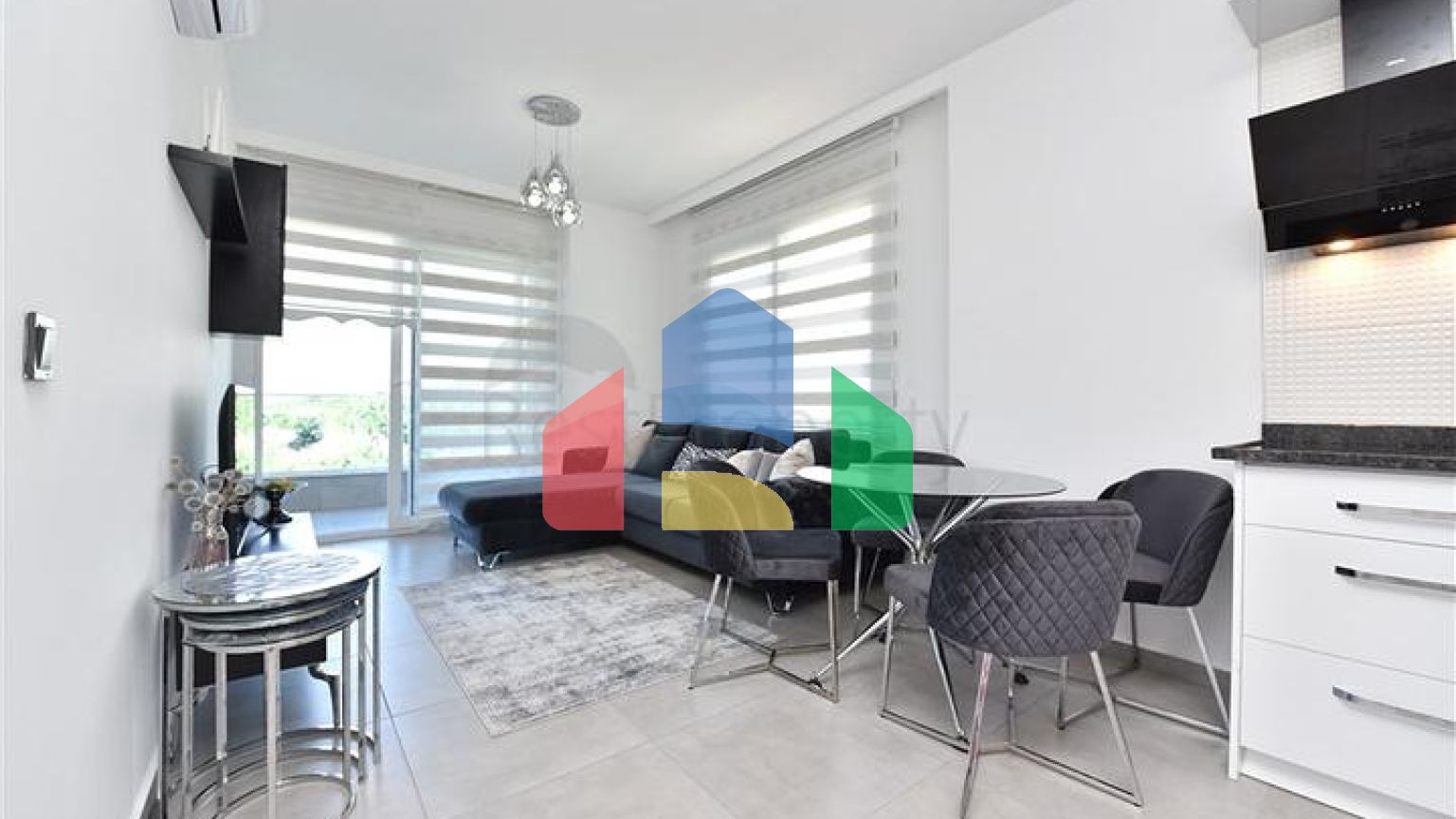 Меблированная квартира 1+1 с видом на море и на горы в районе Махмутлар