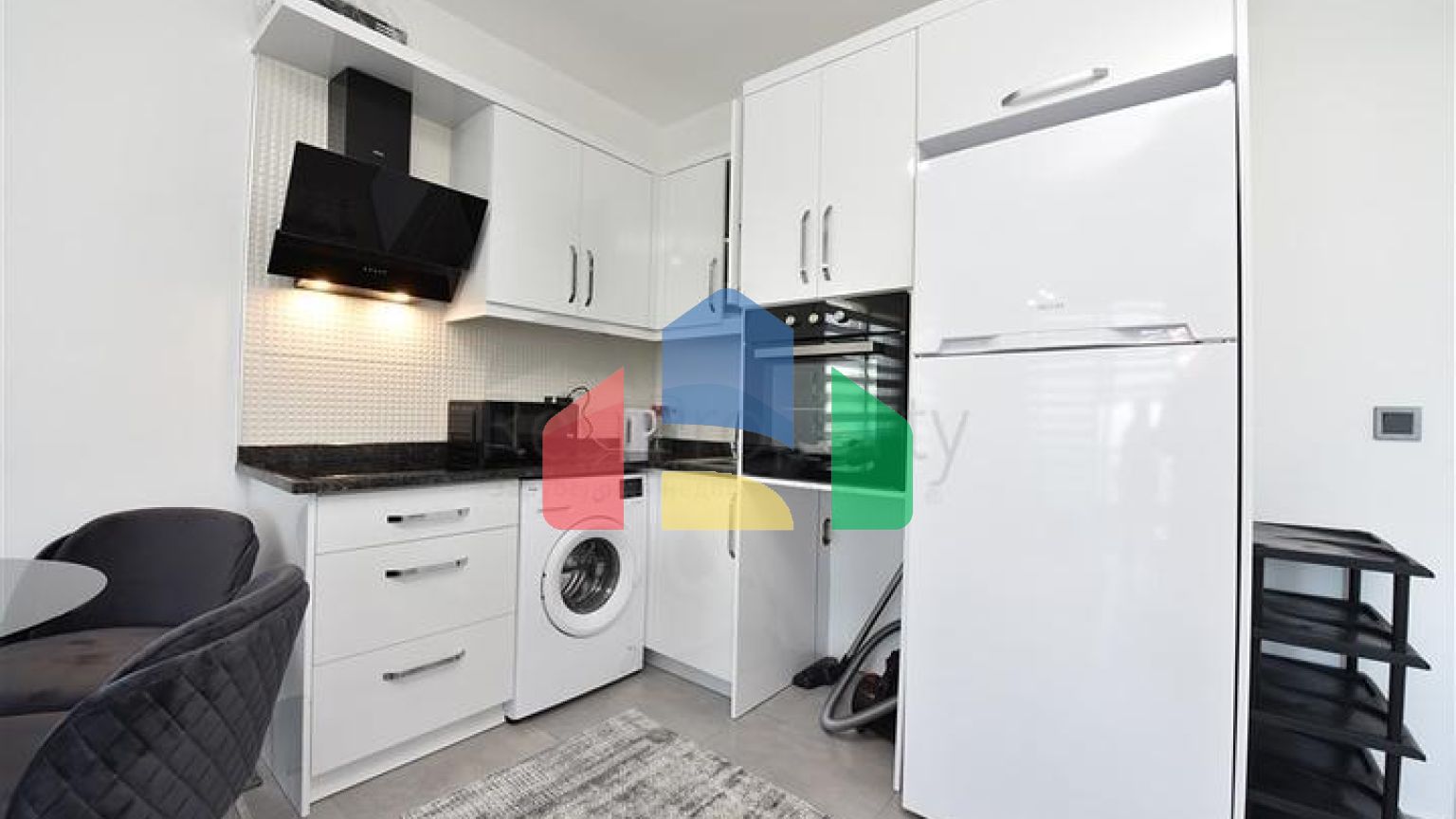 Меблированная квартира 1+1 с видом на море и на горы в районе Махмутлар