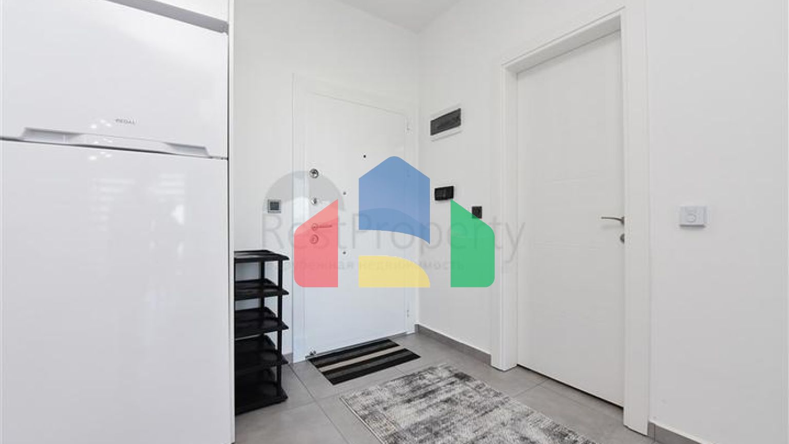 Меблированная квартира 1+1 с видом на море и на горы в районе Махмутлар