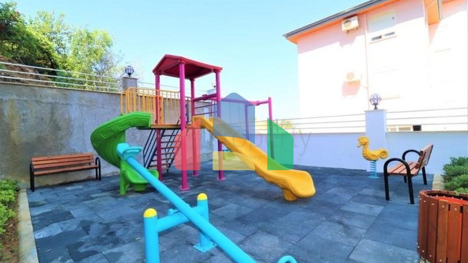 Меблированная квартира 1+1 с видом на море и на горы в районе Махмутлар