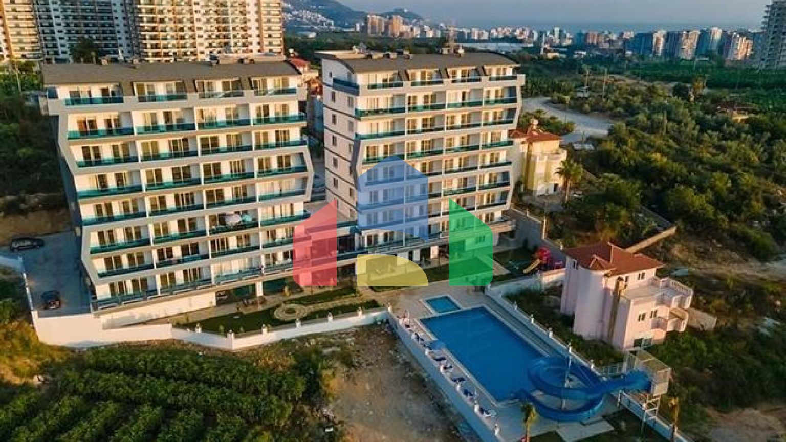 Меблированная квартира 1+1 с видом на море и на горы в районе Махмутлар