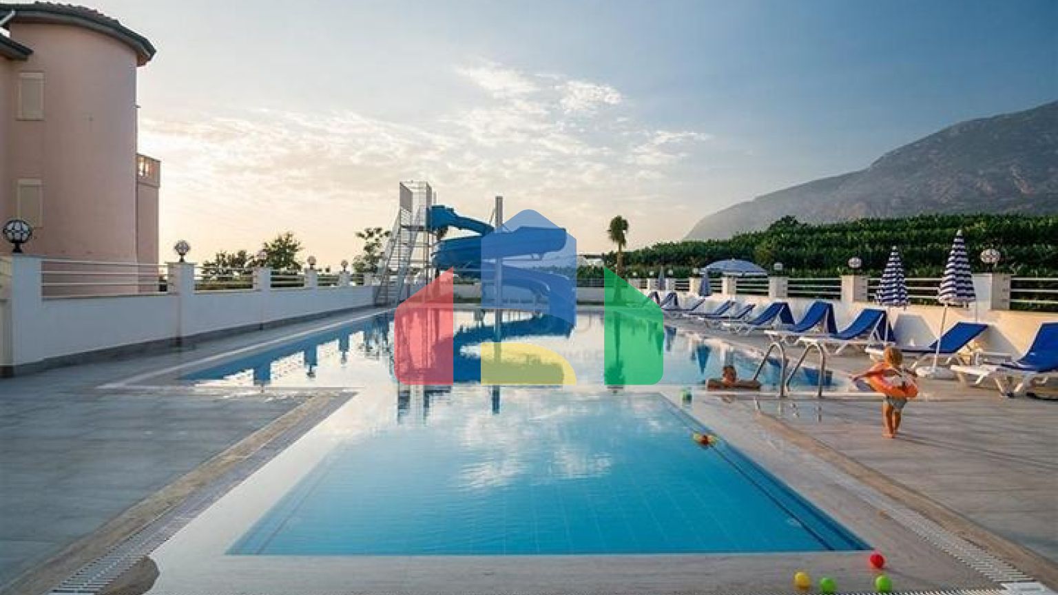 Меблированная квартира 1+1 с видом на море и на горы в районе Махмутлар