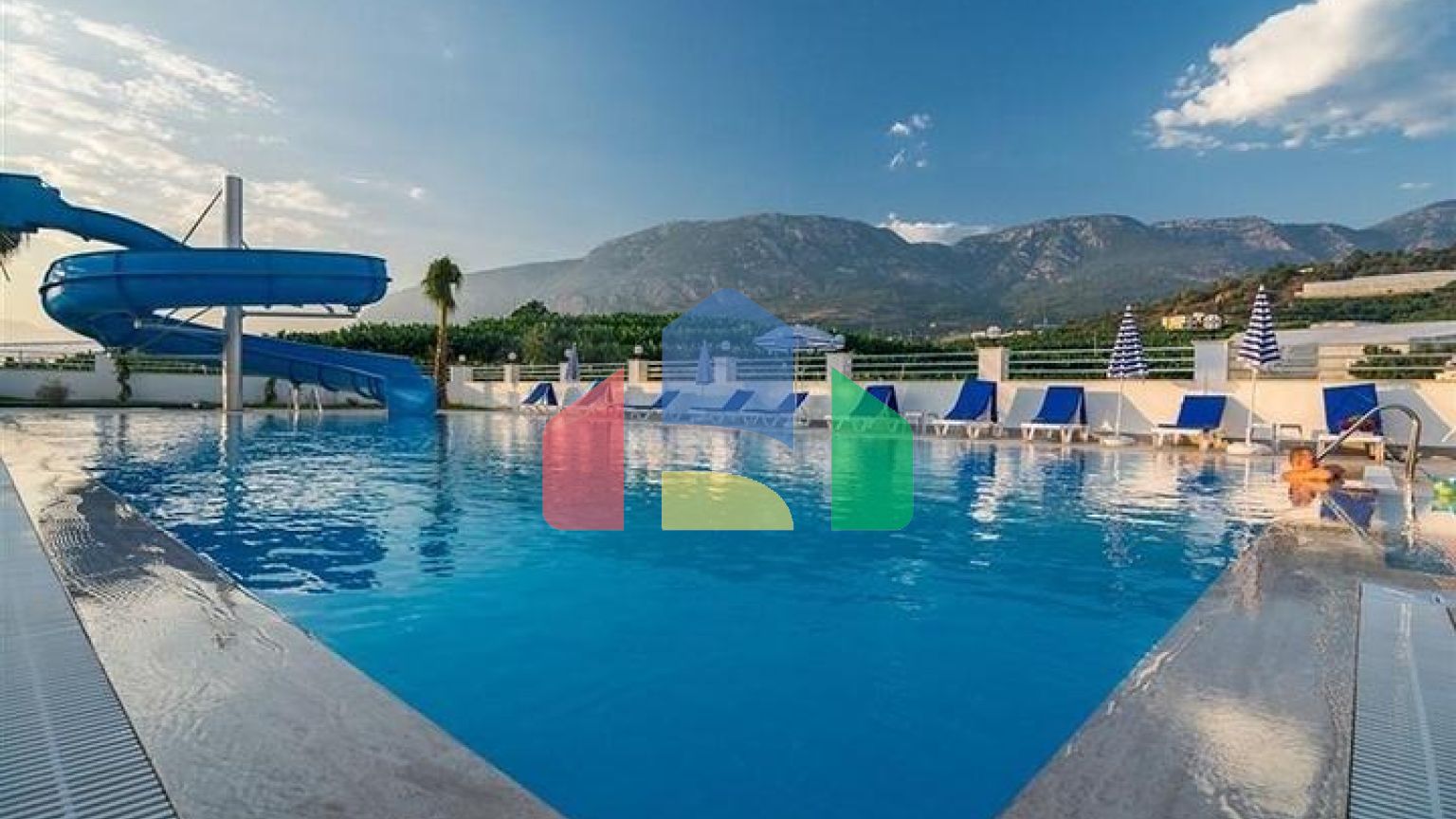 Меблированная квартира 1+1 с видом на море и на горы в районе Махмутлар