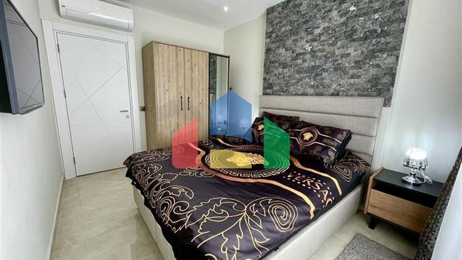 Трехкомнатная квартира в 20 м от моря