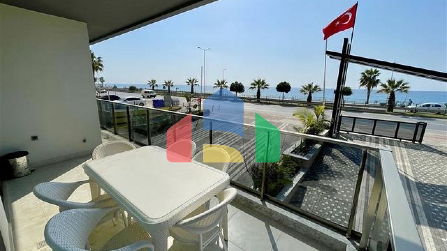 Трехкомнатная квартира в 20 м от моря