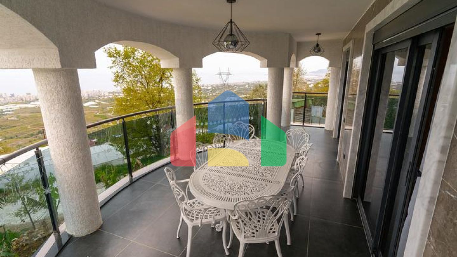 Вілла 4 + 1 в районі Махмутлар