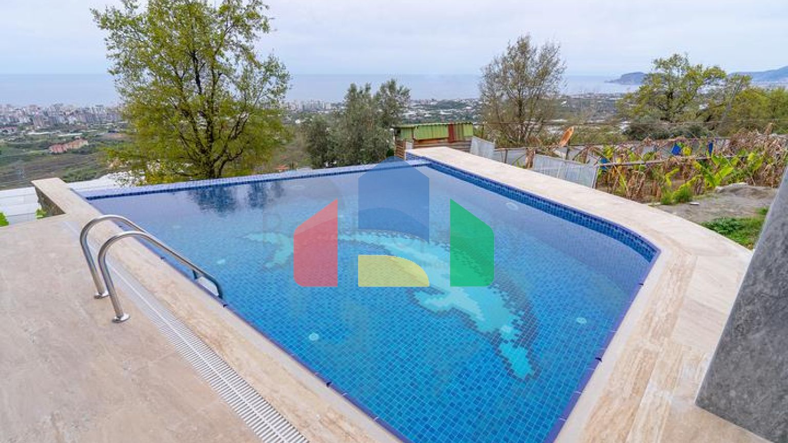 Вілла 4 + 1 в районі Махмутлар