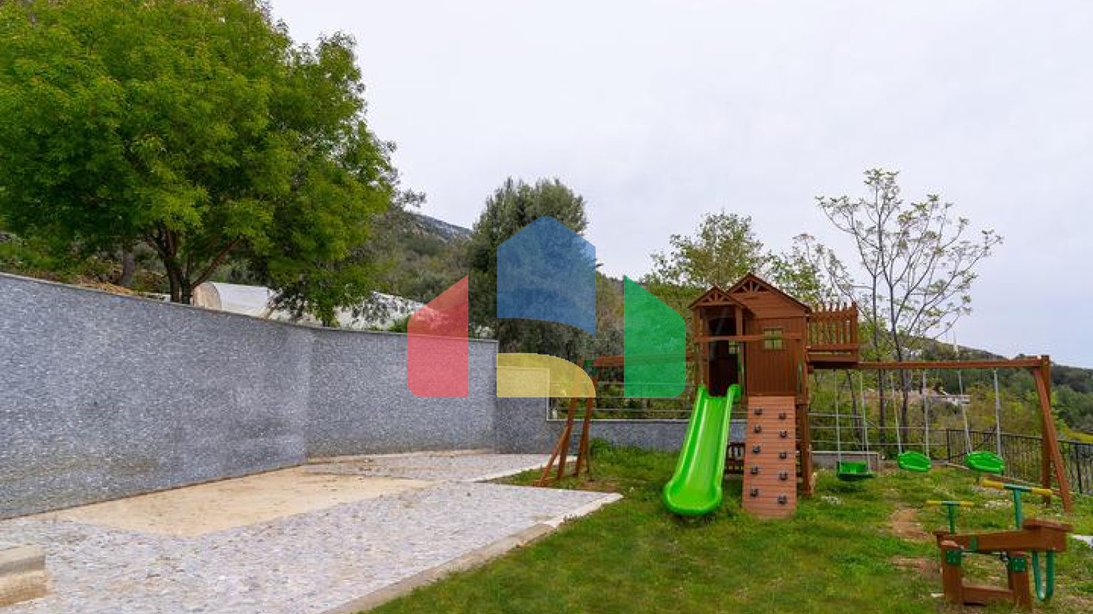 Вілла 4 + 1 в районі Махмутлар