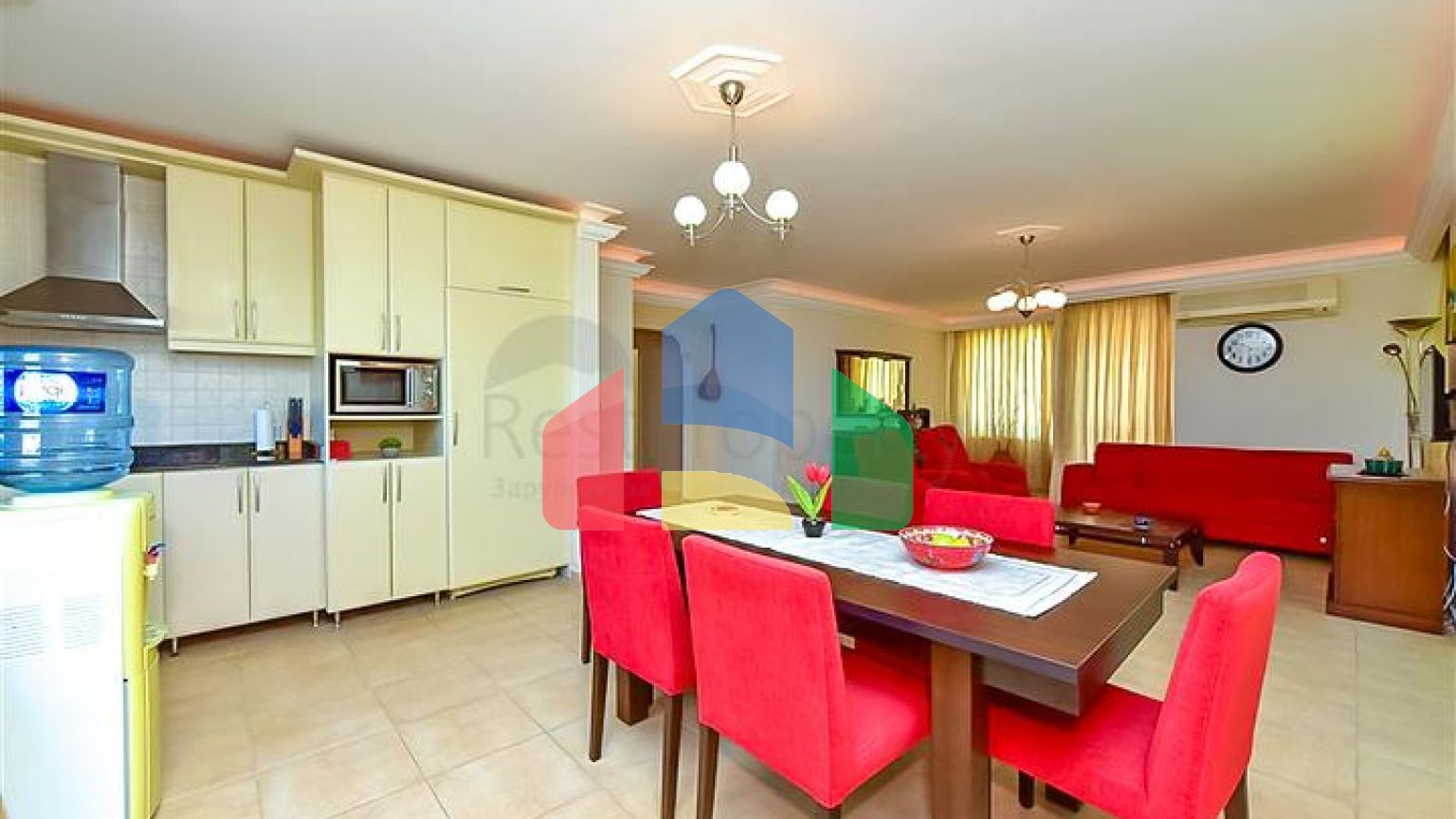 Затишна трикімнатна квартира з захоплюючим видом на море