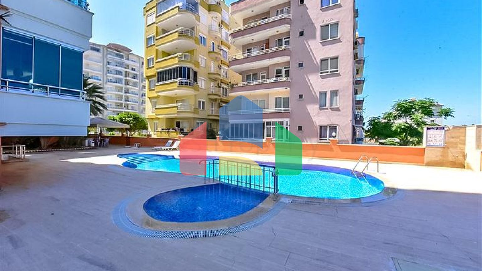 Затишна трикімнатна квартира з захоплюючим видом на море