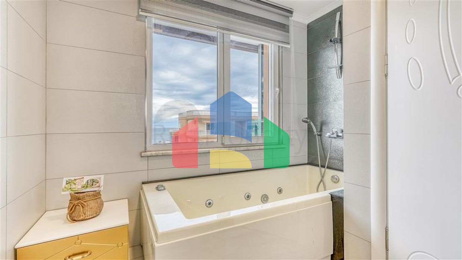 Просторий пентхаус 3 + 1 в Махмутларі