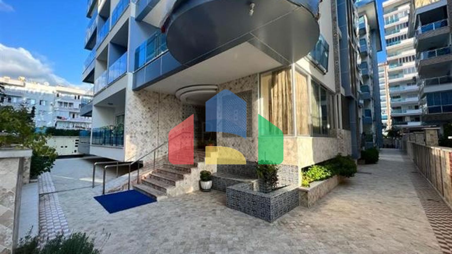 Красива квартира в резиденції біля моря в районі Махмутлар.