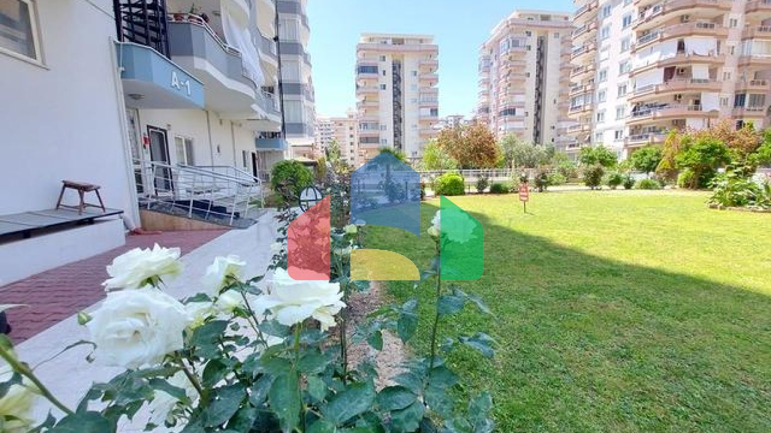 Меблированный пентхаус 4+1 в одном из жилых комплексов Махмутлара