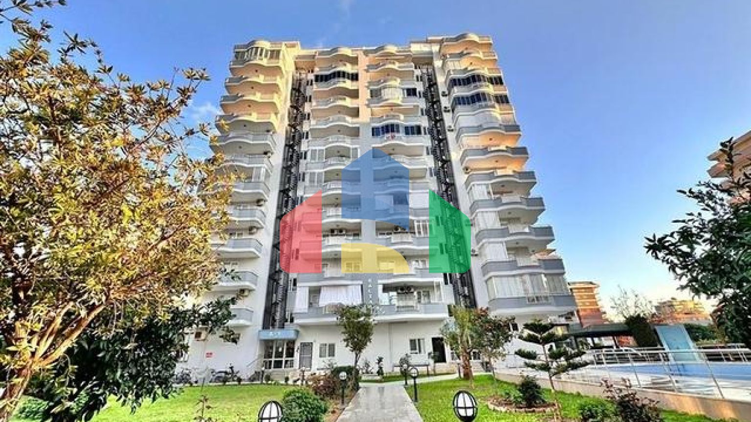 Меблированный пентхаус 4+1 в одном из жилых комплексов Махмутлара