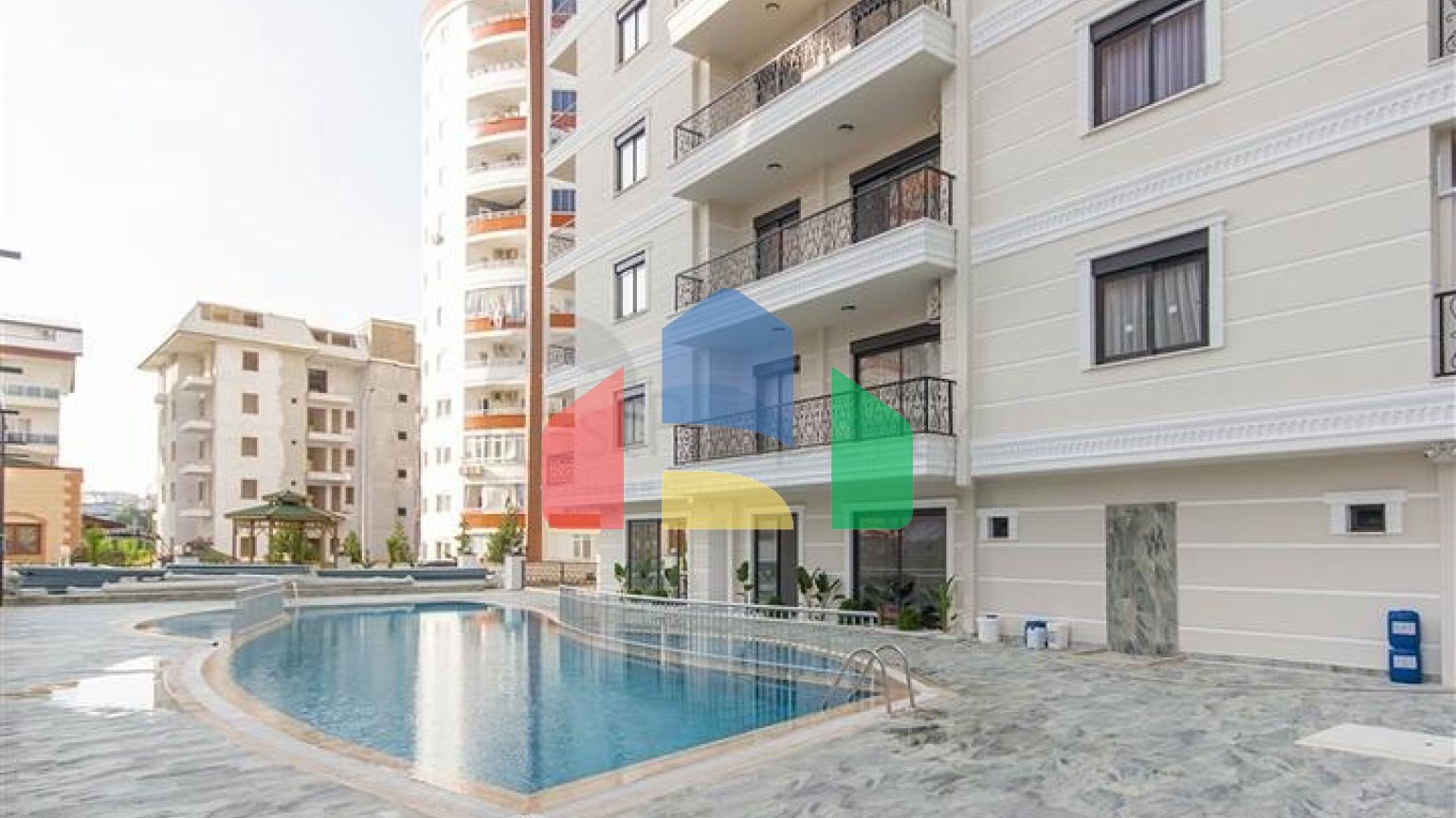 Квартира 1+1 с дизайнерским ремонтом в районе Махмутлар