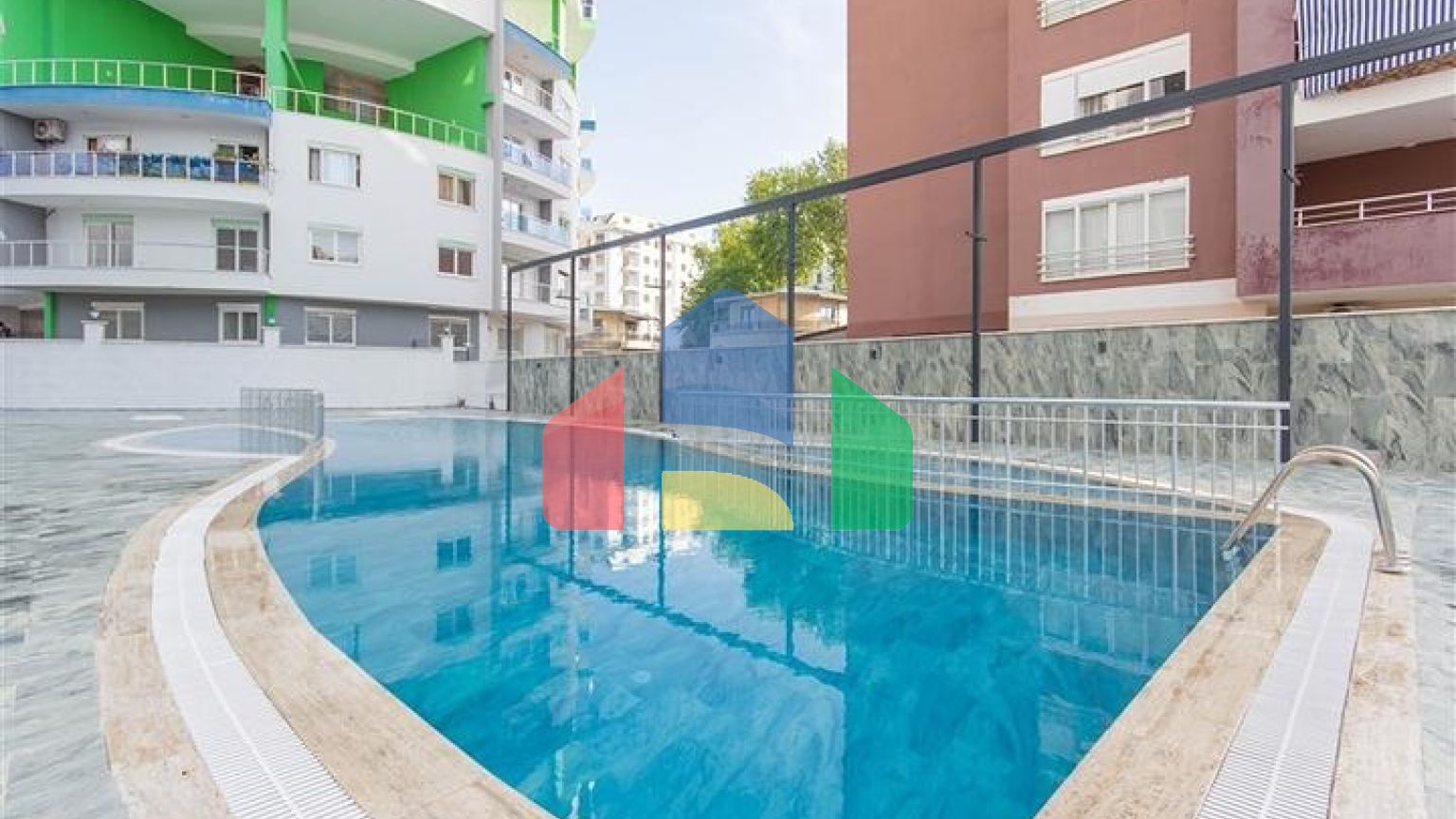 Квартира 1+1 с дизайнерским ремонтом в районе Махмутлар