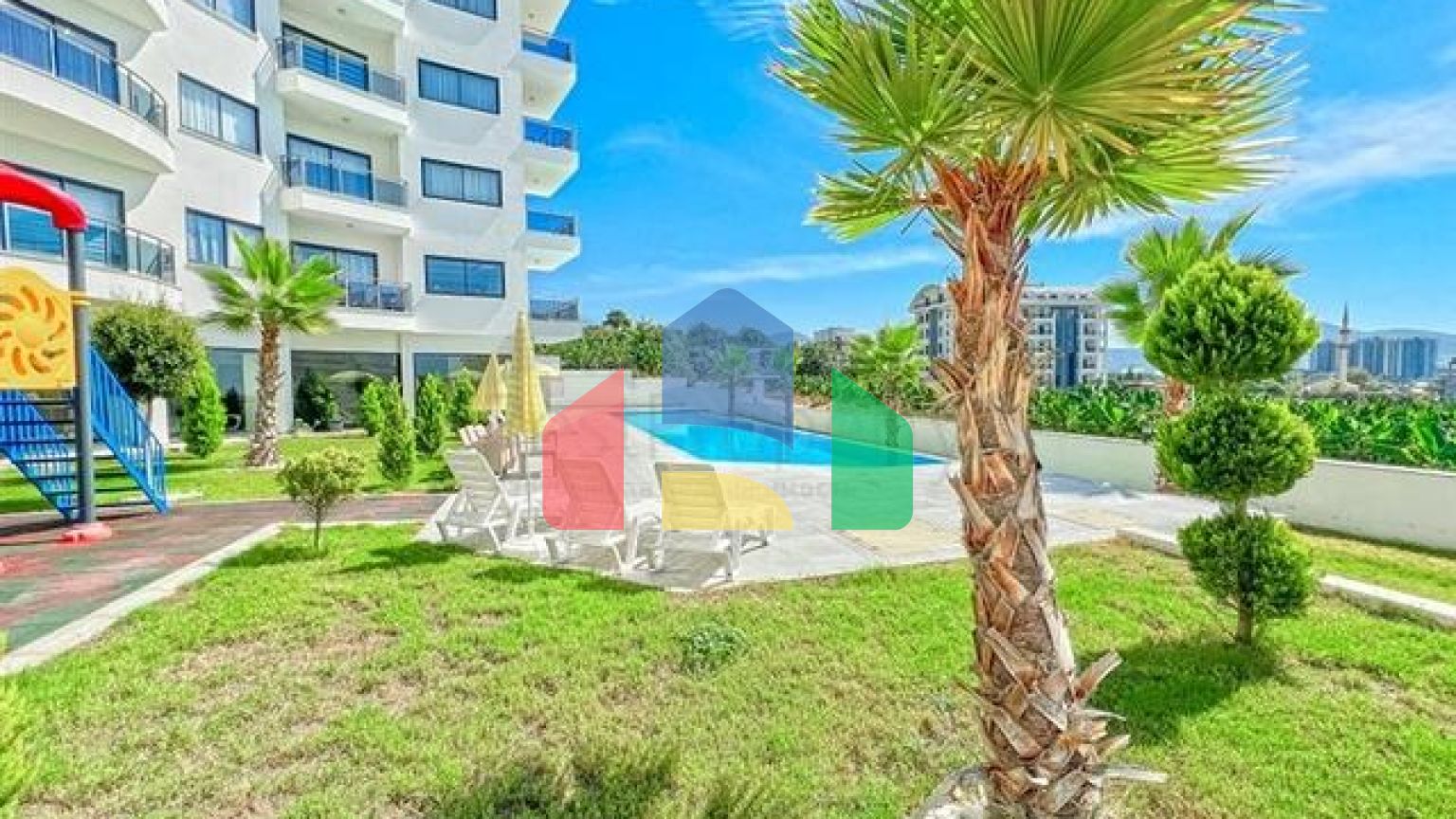 Трехкомнатная квартира в районе Махмутлар с видом на горы