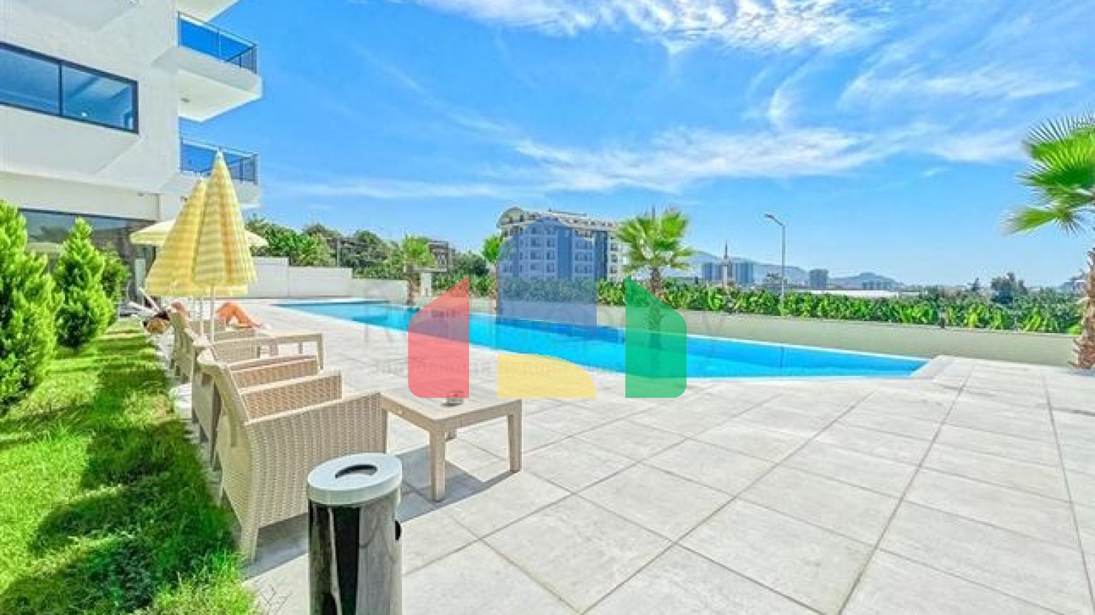 Трехкомнатная квартира в районе Махмутлар с видом на горы