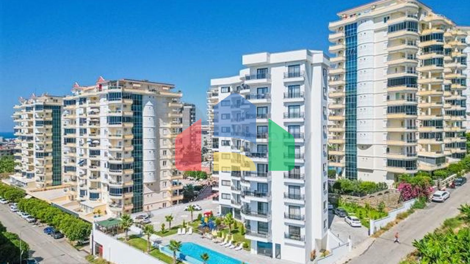 Трехкомнатная квартира в районе Махмутлар с видом на горы