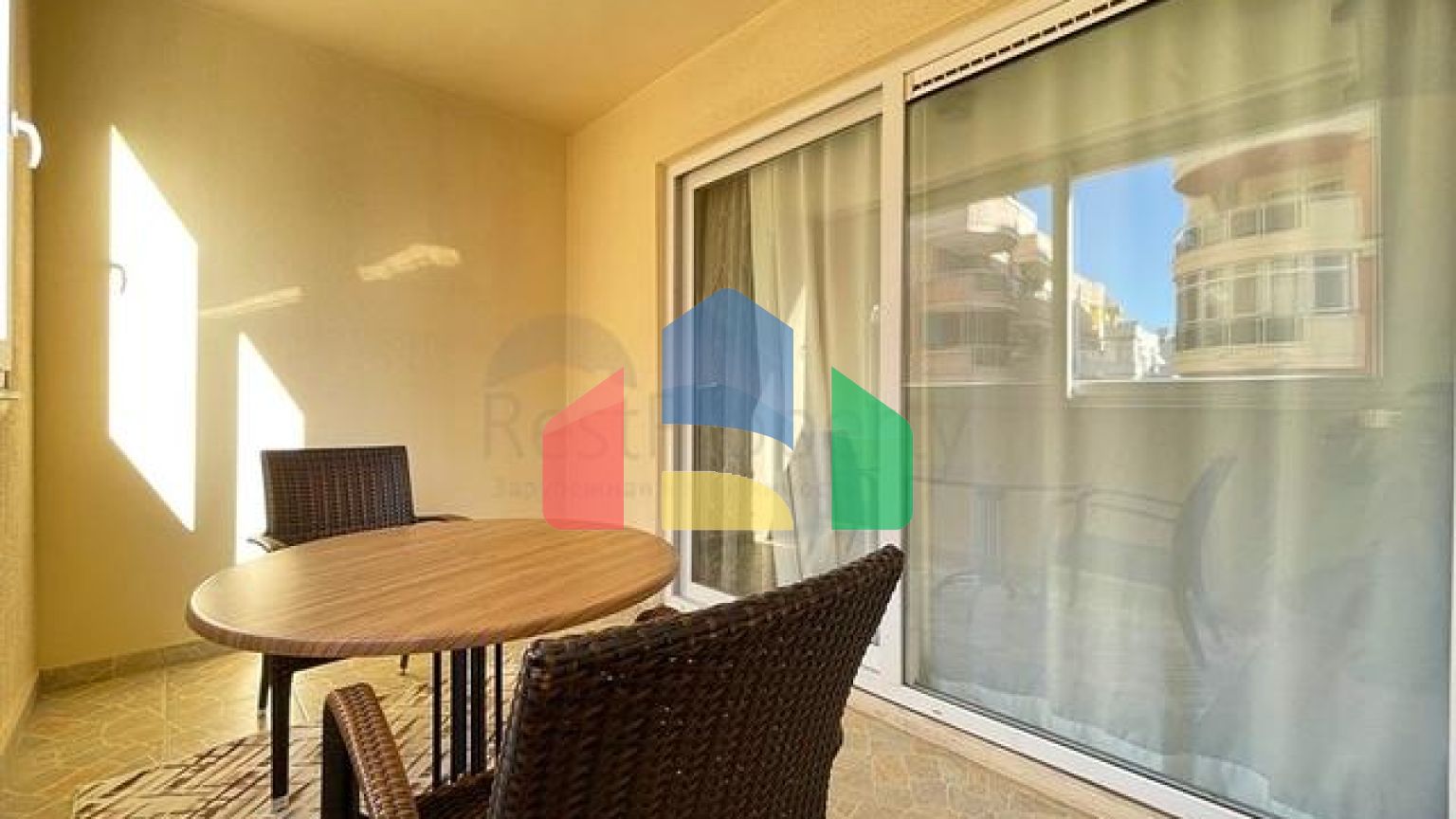 Просторная квартира 1+1 в комплексе со всей инфраструктурой у моря в Махмутлар