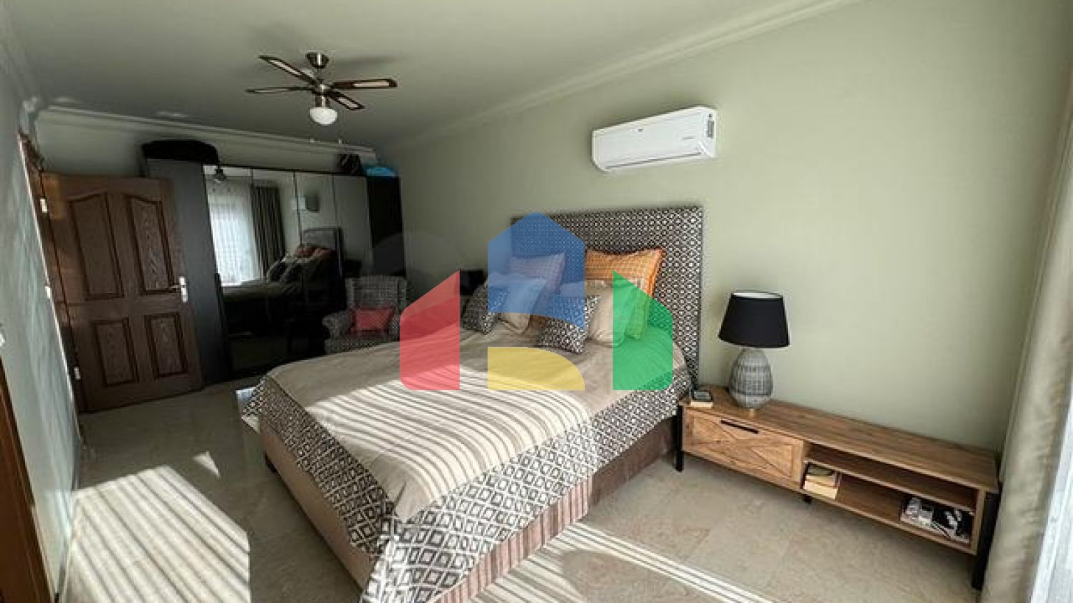 Просторий пентхаус 3 + 1 з панорамним видом на море