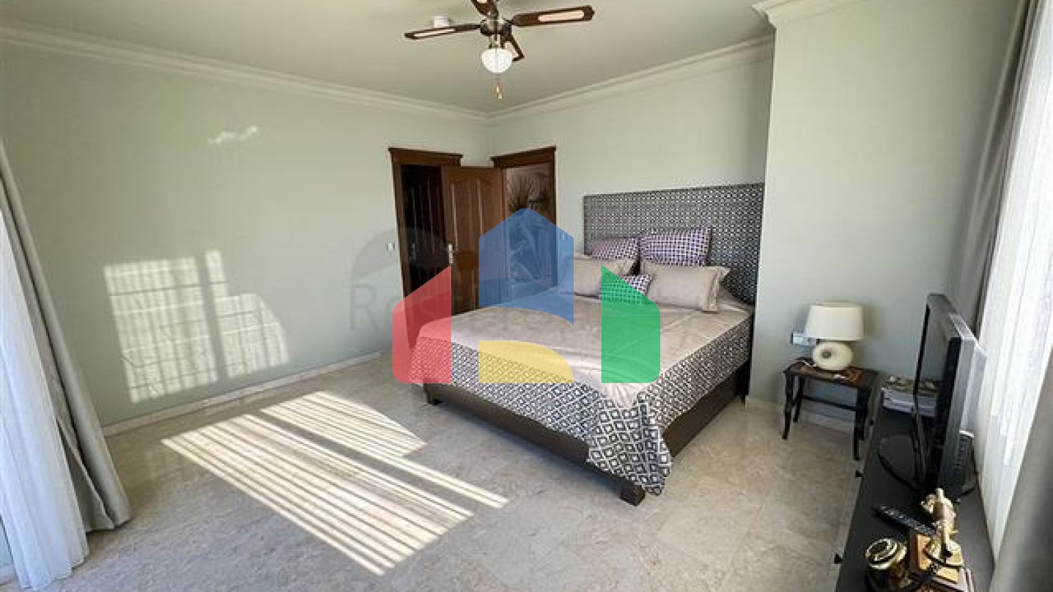 Просторий пентхаус 3 + 1 з панорамним видом на море