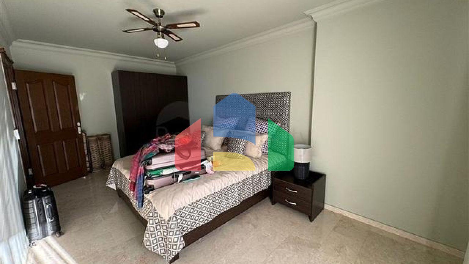 Просторий пентхаус 3 + 1 з панорамним видом на море