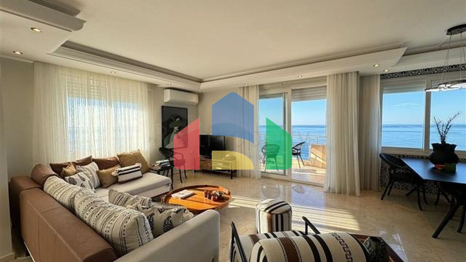 Просторий пентхаус 3 + 1 з панорамним видом на море