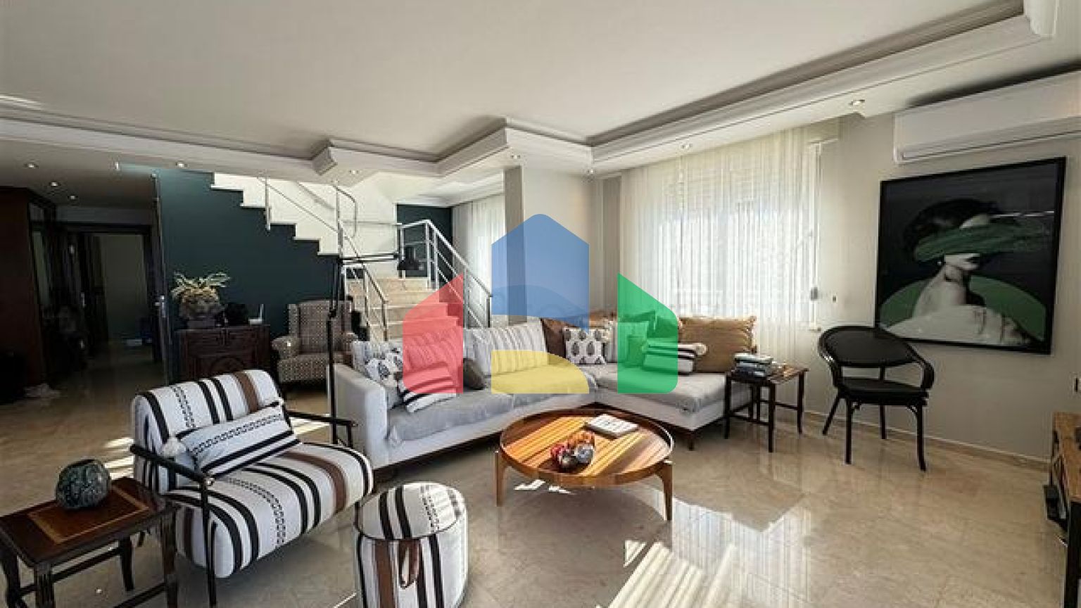 Просторий пентхаус 3 + 1 з панорамним видом на море