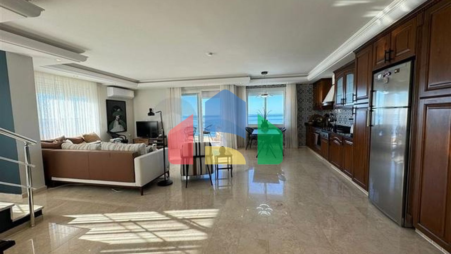 Просторий пентхаус 3 + 1 з панорамним видом на море