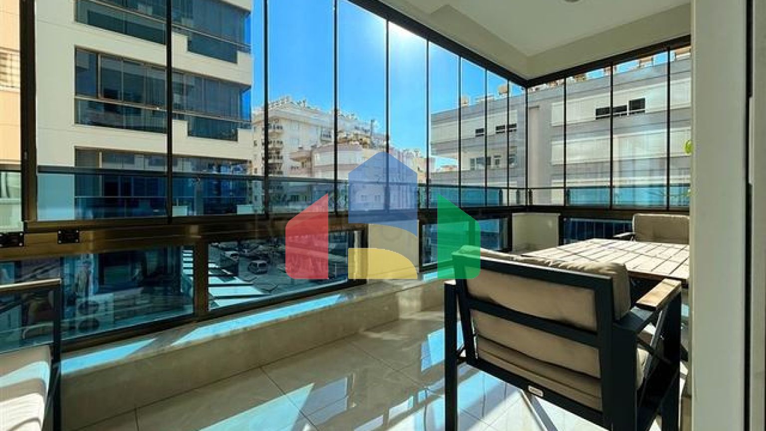 Квартира 2 + 1 з меблями в комплексі Махмутлара