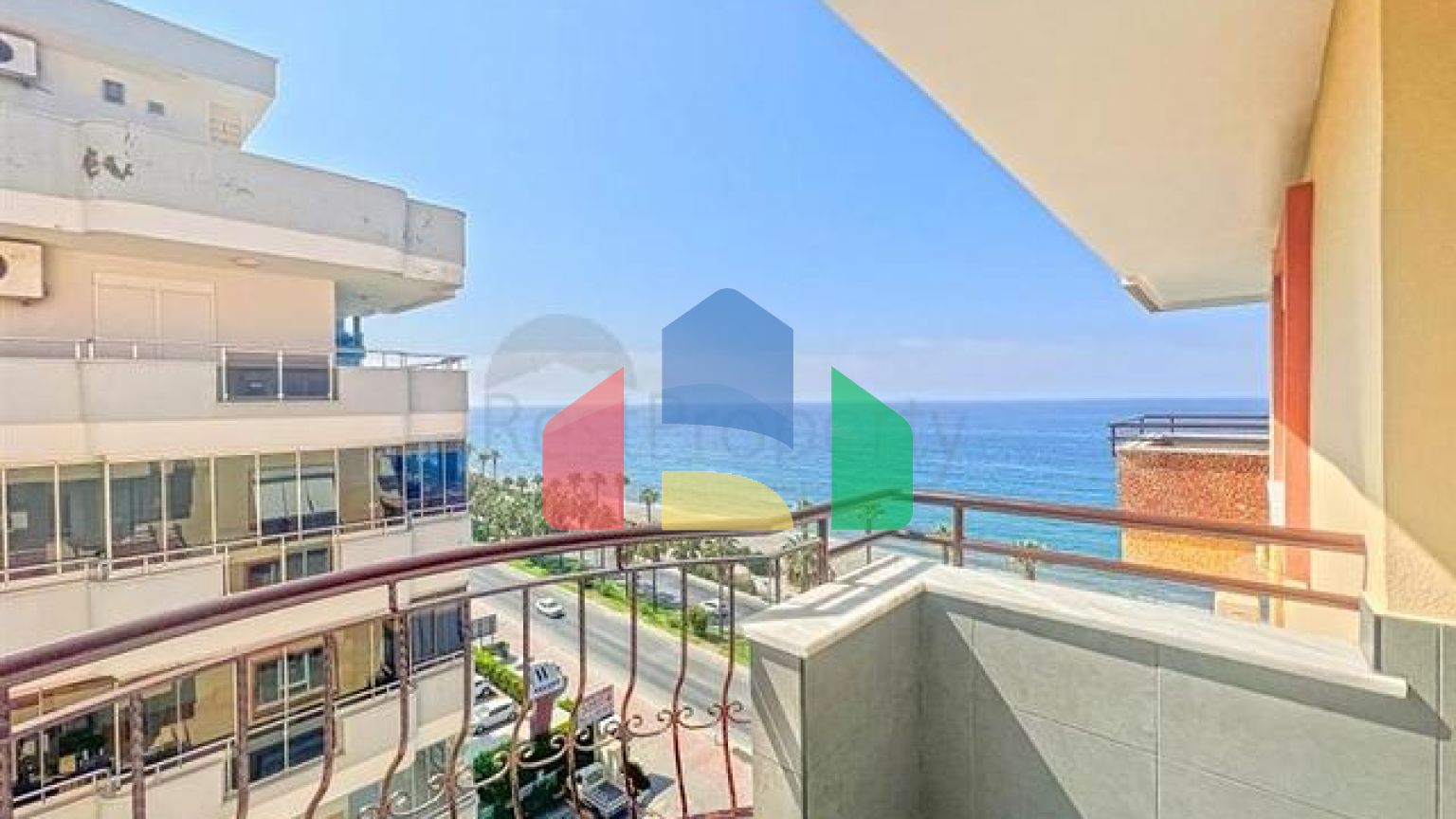 Велика квартира з шикарним видом на Середземне море