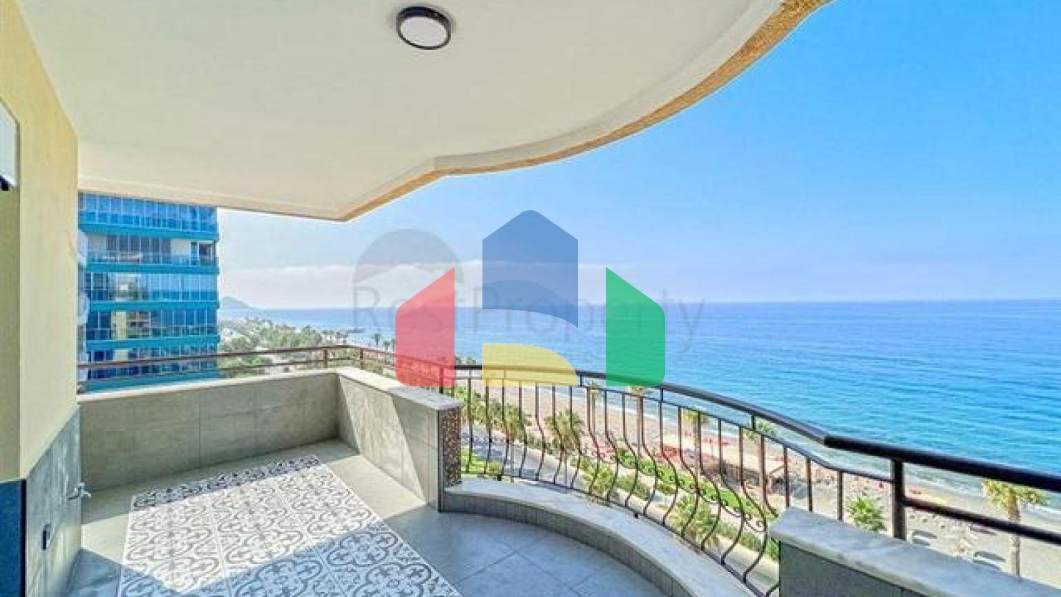 Велика квартира з шикарним видом на Середземне море