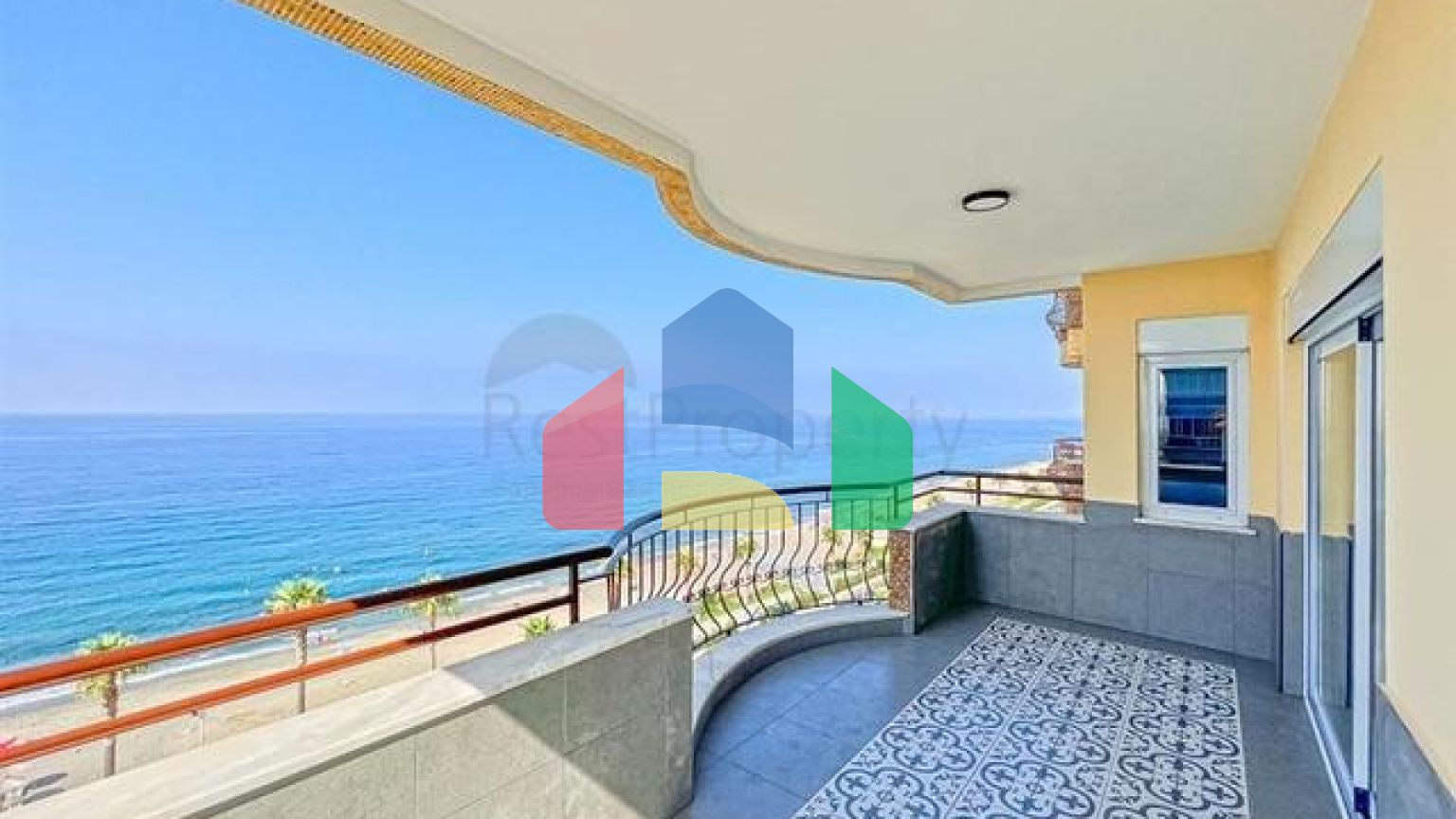 Велика квартира з шикарним видом на Середземне море