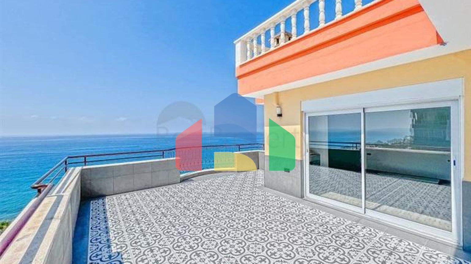 Велика квартира з шикарним видом на Середземне море