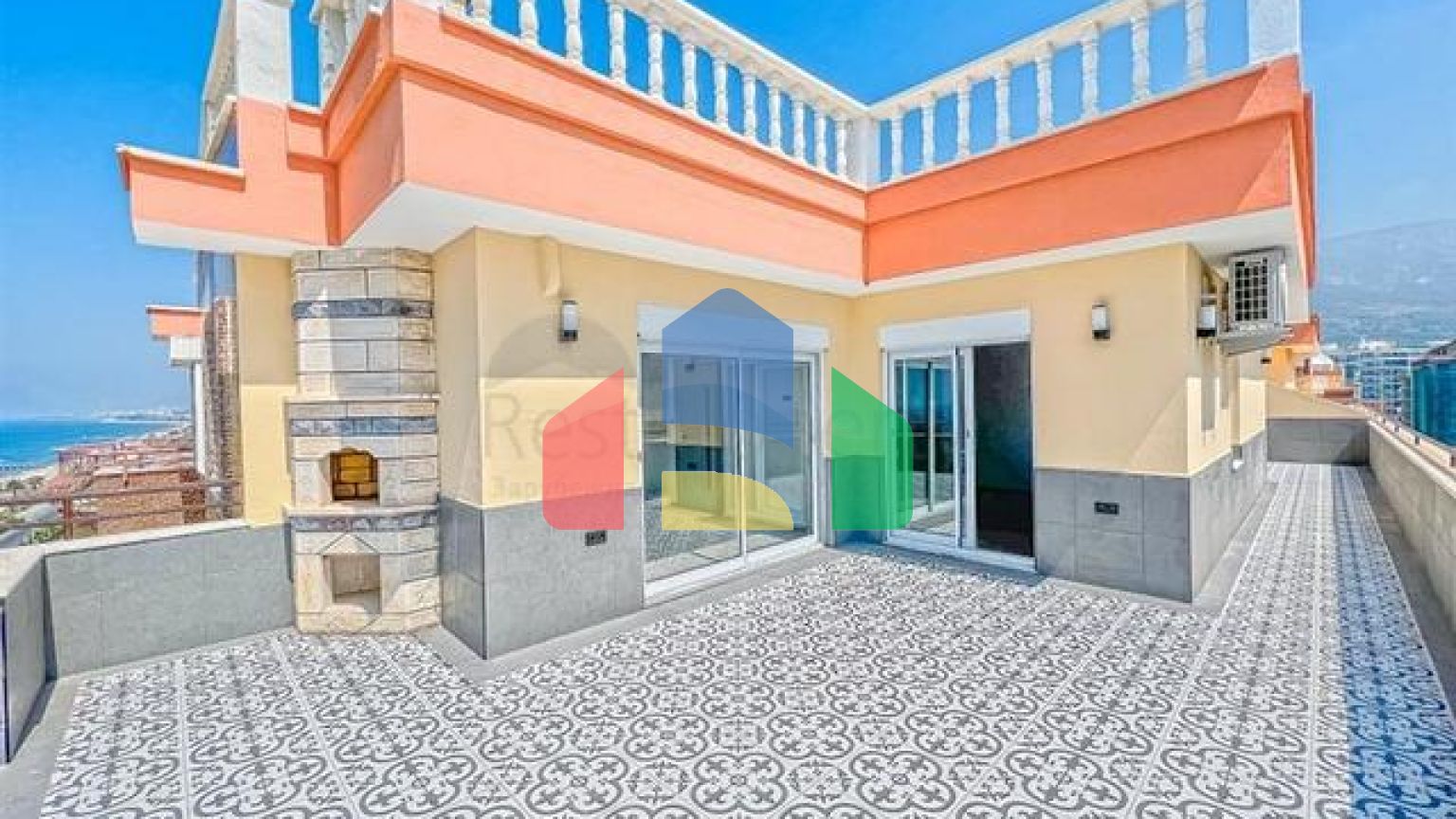 Велика квартира з шикарним видом на Середземне море