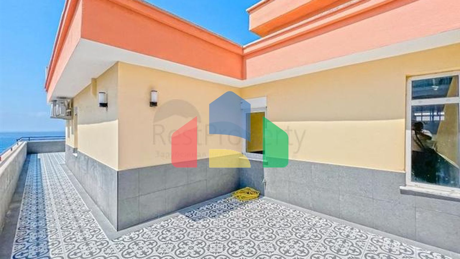 Велика квартира з шикарним видом на Середземне море