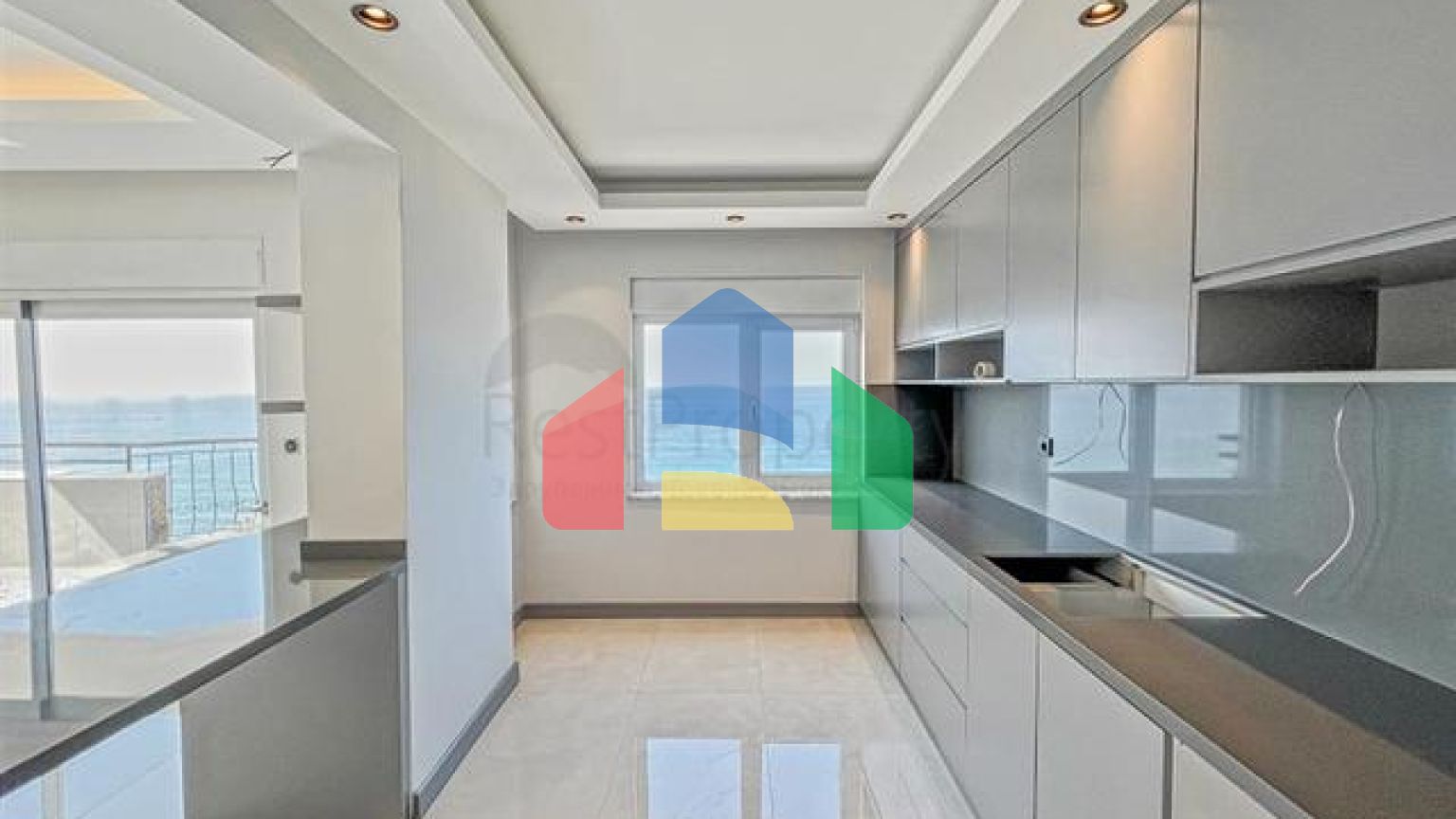 Велика квартира з шикарним видом на Середземне море