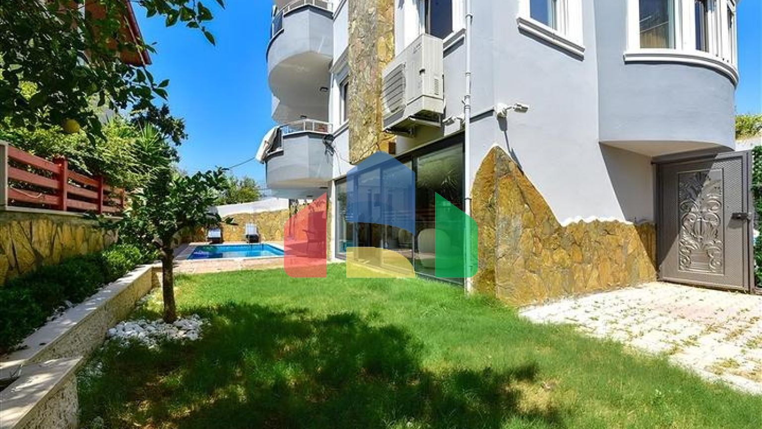 Просторная вилла в Махмутларе- идеальный выбор для большой семьи