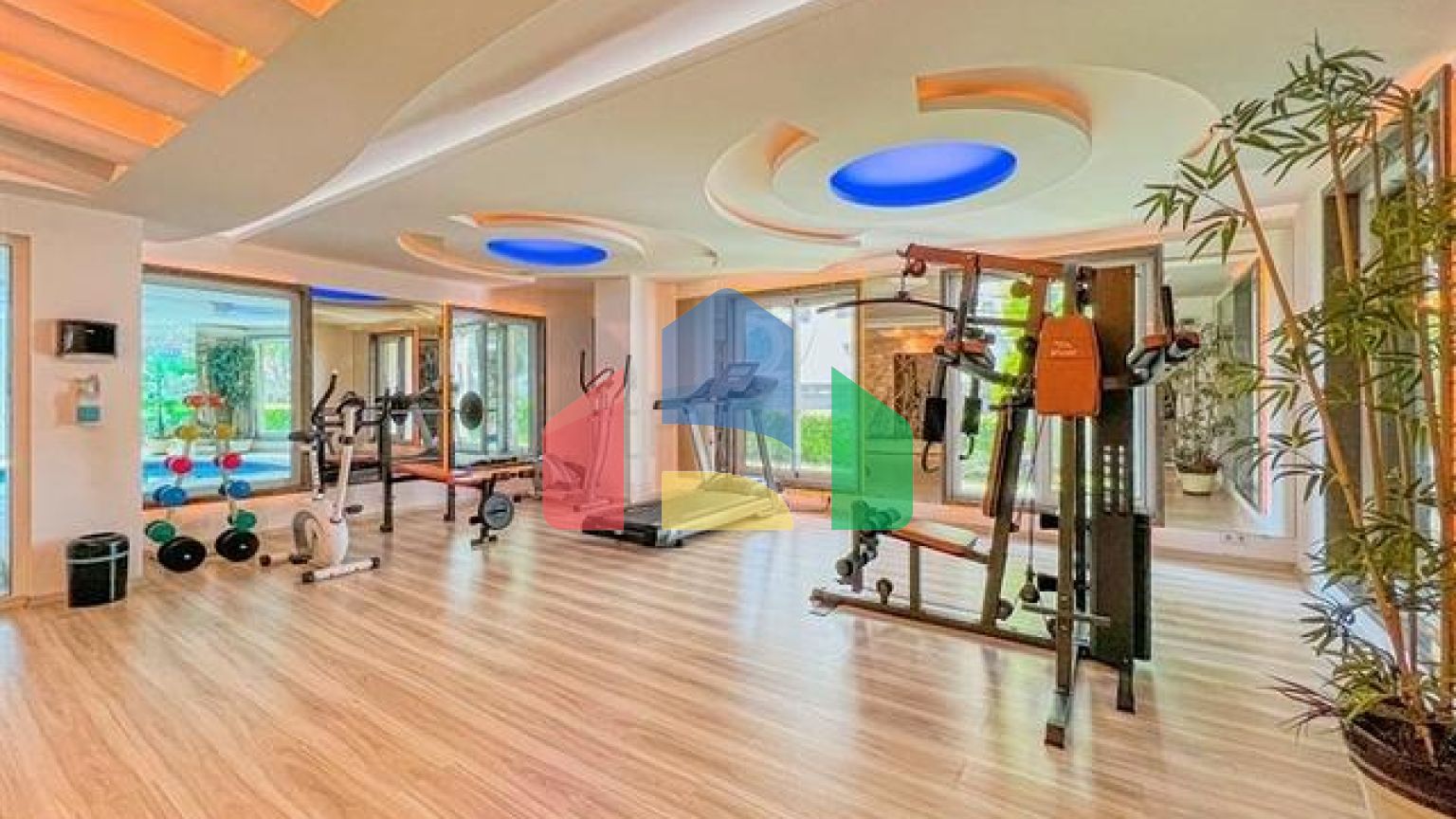 Продается уютная квартира в жилом комплексе на берегу моря в Махмутларе