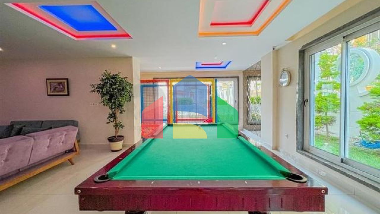 Продается уютная квартира в жилом комплексе на берегу моря в Махмутларе