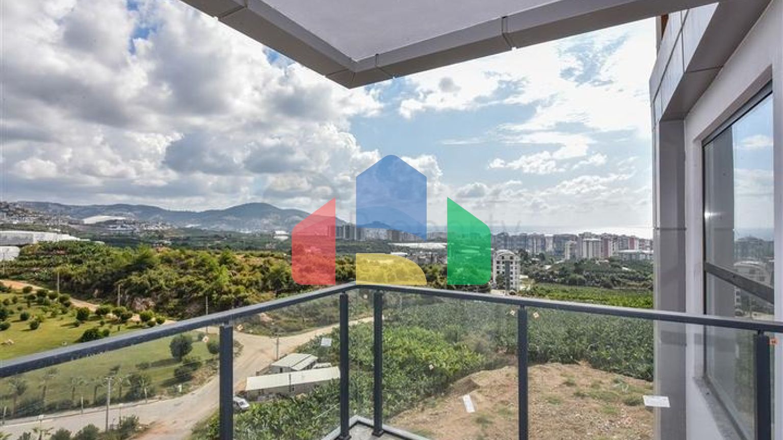 Квартира 1+1 с видом на горы и море в районе Махмутлар