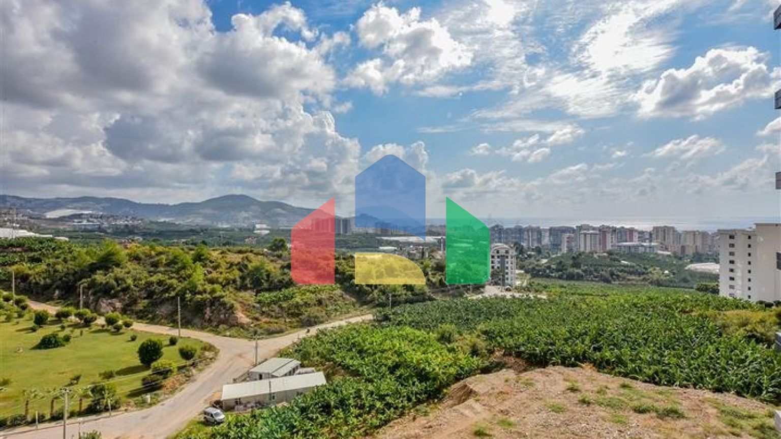 Квартира 1+1 с видом на горы и море в районе Махмутлар