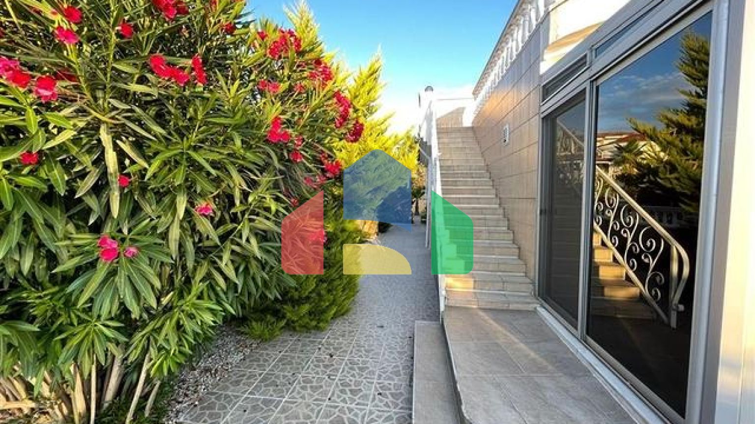 Вилла 2+1 с мебелью и техникой всего 900 м до Средиземного моря