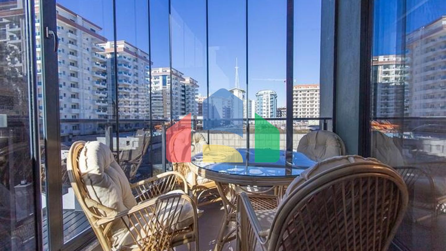 Современная меблированная квартира 2+1 с курортной инфраструктурой в центре Махмутлара