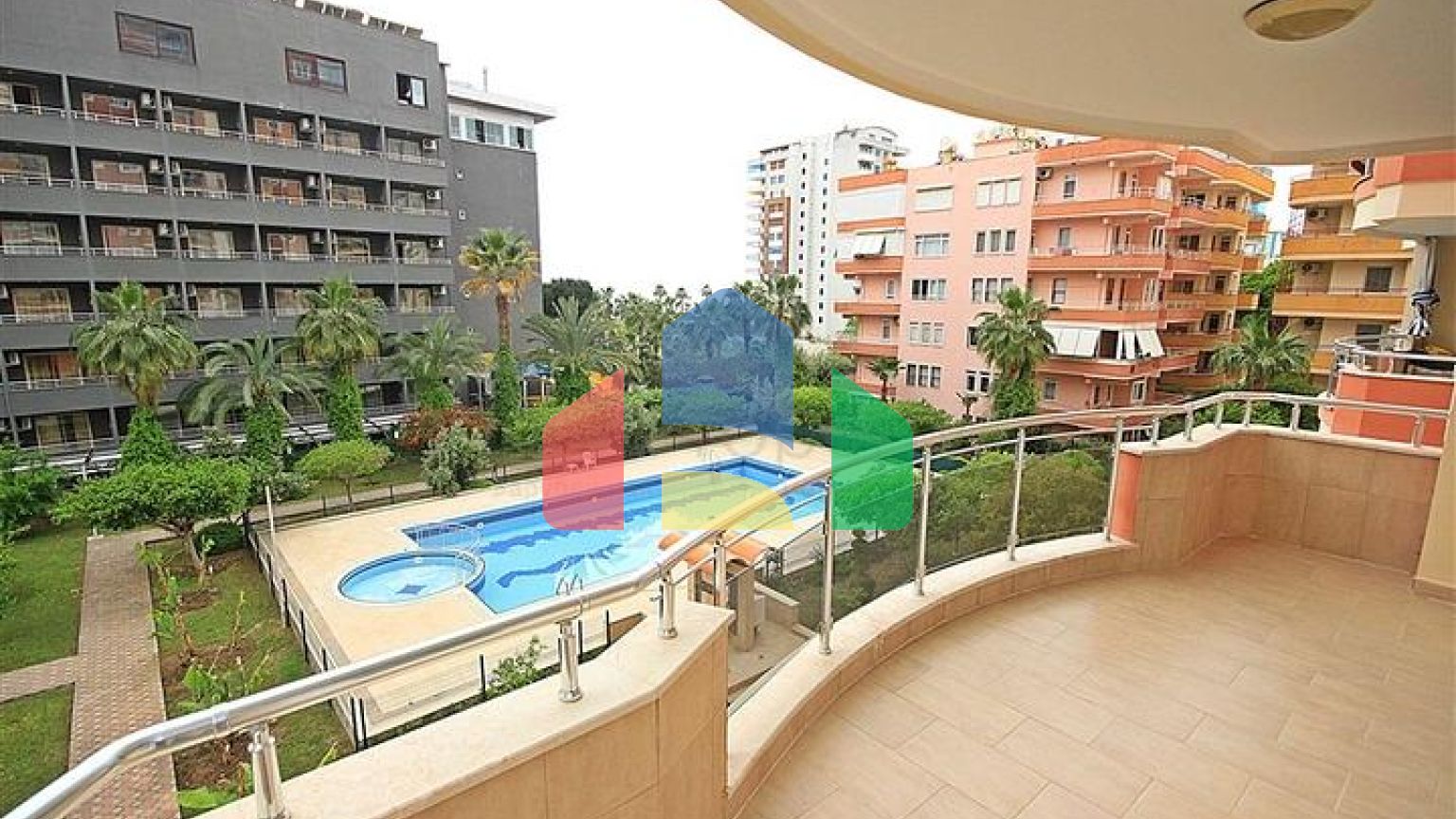 Просторная квартира 2+1 от собственника в 100 метрах от моря в районе Махмутлар