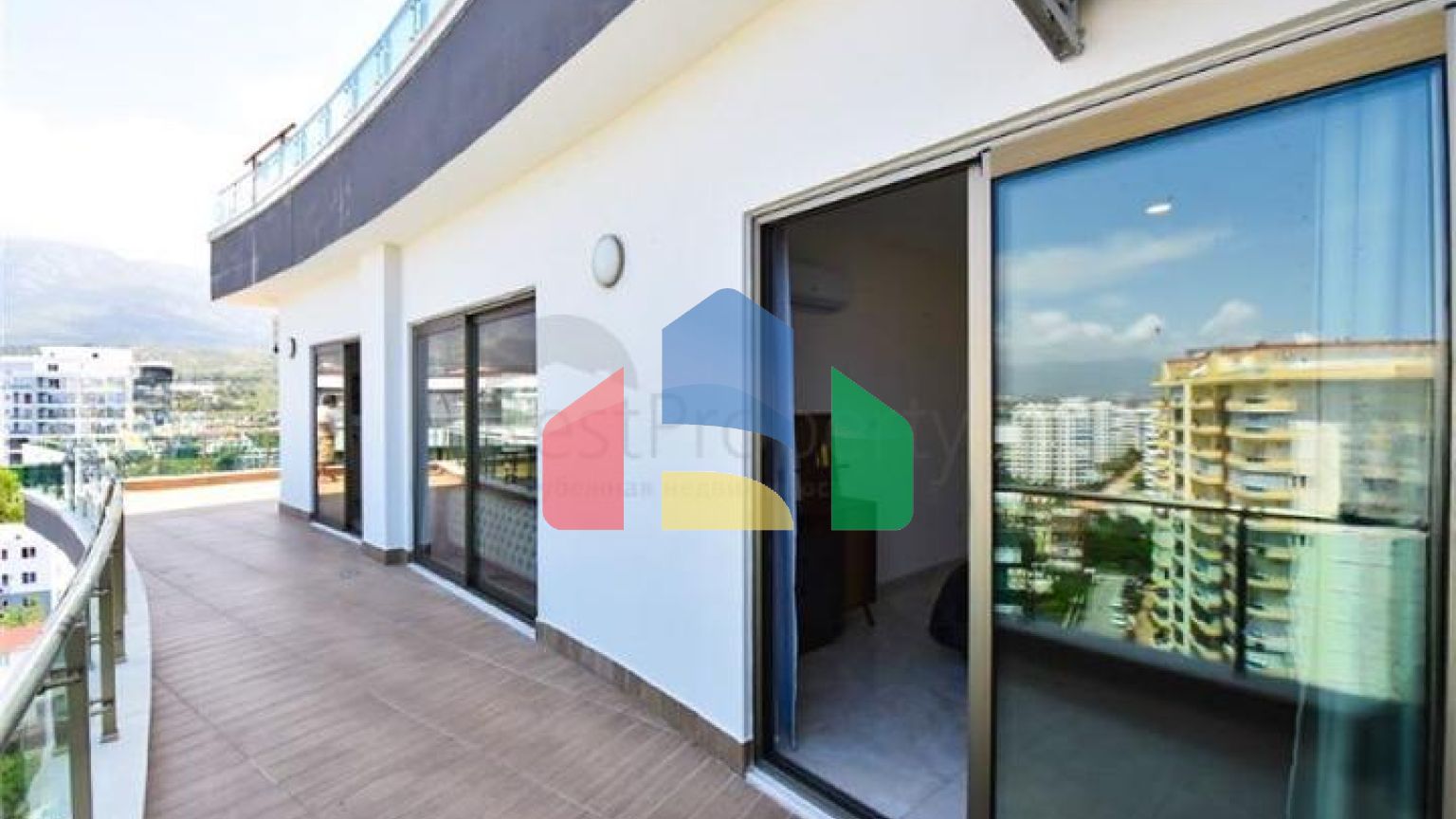 Простора пентхаус 3 + 1 в районі Махмутлар